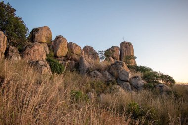 Sersemletici doğal kaya yapıları ve Zapopan, Jalisco 'daki El Diente' deki yeşillik, sakin bir açık hava ortamı ile çevrili.