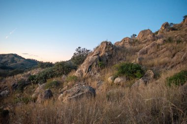 El Diente, Zapopan, Jalisco 'daki kayalık oluşumların görkemli manzarası, açık mavi bir arkaplan olarak gökyüzü