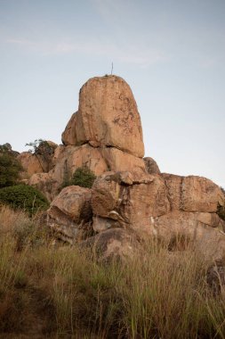 Zapopan, Jalisco 'da doğal güzelliklerle çevrili ünlü bir kaya oluşumu olan El Diente' nin dikey perspektifi