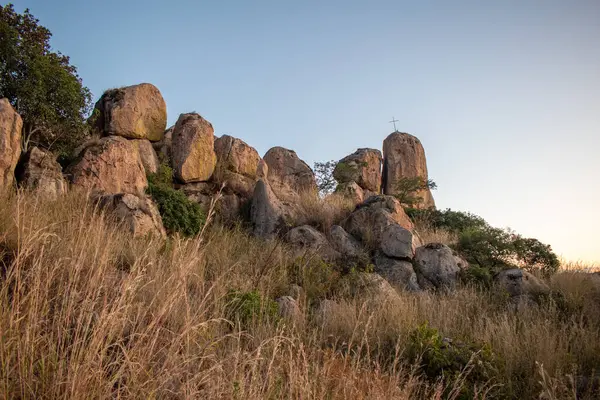 Sersemletici doğal kaya yapıları ve Zapopan, Jalisco 'daki El Diente' deki yeşillik, sakin bir açık hava ortamı ile çevrili.