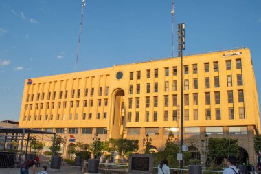 Guadalajara, Meksika - 2 Şubat 2025: Uzmanlık Üniversitesi cephesi Guadalajara, Jalisco 'nun tarihi merkezinde sıcak gün batımı ışığında yıkandı