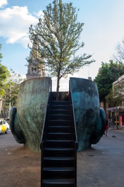 Guadalajara, Meksika - 2 Şubat 2025: Kamu sanatı eseri Arbol Adentro by Jose Fors, içinde bir ağaç büyüyen bölünmüş bronz bir kafa, Guadalajara şehir merkezinde