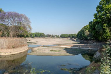 Guadalajara, Jalisco, Meksika 'daki Özgürlük Parkı' nda mevsimlik kuru göl manzarası.