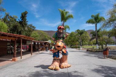 Jocotepec, Meksika - 15 Mart 2025: Jocotepec, Jalisco manzaralı malecon boyunca yer alan El Pescador adlı canlı heykel