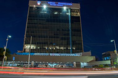 Guadalajara, Meksika - Mart 12025: Guadalajara Üniversitesi 'ndeki Rectoria Kulesi' nin gece fotoğrafı