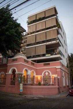 Modern apartman Plazoleta Juarez 'de sömürge tarzı pembe cephenin arkasında yükseliyor.