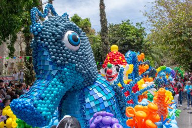 Guadalajara, Meksika - 4 Mayıs 2025: Kalabalık ve dekorasyonlu festival sokak geçidinde balonlardan yapılmış büyük mavi deniz atı
