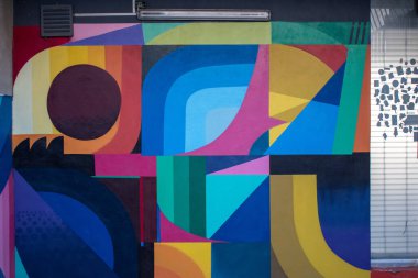 Guadalajara, Meksika - 13 Nisan 2025: Dijital Yaratıcı Şehir yakınlarındaki Guadalajara 'da duvarda parlak soyut geometrik duvar resmi