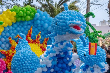 Guadalajara, Meksika - 4 Mayıs 2025: Guadalajara balon etkinliği sırasında okyanus temalı renklerle çevrili büyük yunus balonu figürü