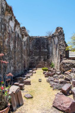 Jamay, Jalisco, Meksika 'da mavi gökyüzünün altındaki tarihi kilisenin taş duvarları ve kalıntıları.