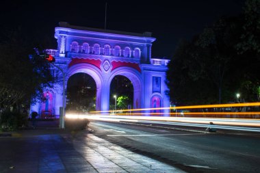 Guadalajara, Meksika - Mart 12025: Arcos de Guadalajara 'nın canlı ışıkları ve trafik yolları ile gece vakti pozlama