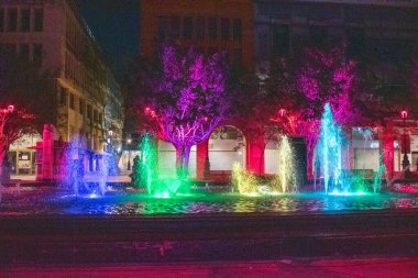 Guadalajara, Meksika - 11 Şubat 2025: GDLuz olayından önce Guadalajara 'da ağaçlar ve binalarla çevrili çok renkli ışık çeşmesi
