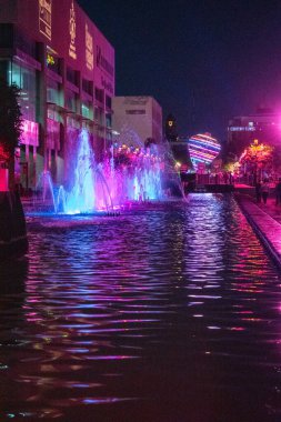Guadalajara, Meksika - 11 Şubat 2025: Guadalajara 'daki GDLuz kurulumu sırasında neon ışıkları ve heykeli olan canlı su çeşmesi