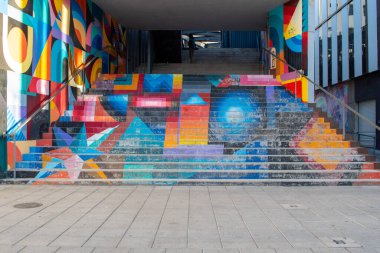 Guadalajara, Meksika - 13 Nisan 2025: Guadalajara 'nın Dijital Yaratıcı Şehir kompleksinin merdivenlerinde parlak soyut geometrik duvar resmi