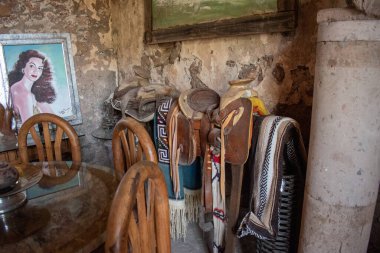 Cocula, Meksika - 27 Nisan 2025: Tahta sandalyeler, Meksika eyerleri ve klasik sanat eserleri Museo Rafael Ramirez, Jalisco