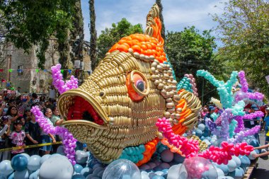 Guadalajara, Meksika - 4 Mayıs 2025: Guadalajara balon geçit töreninde canlı renklerde bir balığın devasa balon heykeli
