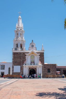 Jamay, Mexco - 20 Nisan 2025: Jamay, Jalisco 'nun ana meydanında yüksek kulesi ve girişi olan kilisenin dikey perspektifi