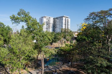 Guadalajara, Meksika 'da modern yüksek katlı apartmanların olduğu şehir manzarası