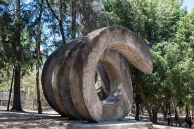Guadalajara, Meksika - 9 Mart 2025: Colomos Ormanı, Guadalajara, Jalisco ormanlarında sıralanmış üç dairesel biçimli eğri beton heykel