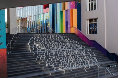 Guadalajara, Meksika - 13 Nisan 2025: Geometrik sanat eseri Guadalajara 'nın Dijital Yaratıcı Şehir binasının girişindeki merdiveni canlı renklerle süsledi