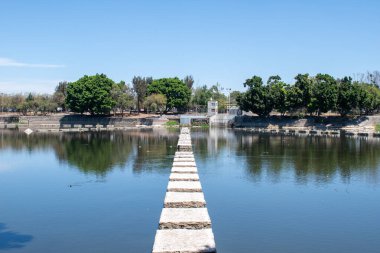 Guadalajara, Meksika 'da, Parque Independencia El Dean' de berrak bir gökyüzünün altında uzun taş bir yol uzanır.
