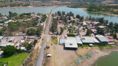 Meksika, Jalisco 'daki Valencia Barajı' na yakın büyüleyici bir köyde hava görüntüleri var. İnsansız hava aracı tarafından çekilen kırsal manzara
