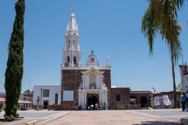 Jamay, Mexco - 20 Nisan 2025: Senor de la Salud Kilisesi ve Jamay, Jalisco 'daki çevre meydanı aydınlık güneşli bir günde