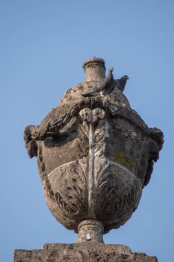 Zapopan, Jalisco, Meksika şehir merkezindeki sömürge tarzı bir yapıda kuşların dinlendiği oyulmuş taş vazo süslemeleri.