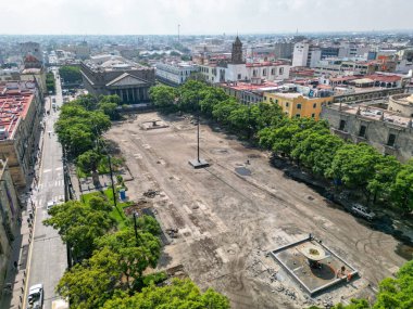 Guadalajara, Meksika - 26 Temmuz 2025: Arka planda Teatro Degollado ile tadilat çalışmaları sırasında Plaza de la Liberacion 'u gösteren İHA fotoğrafı