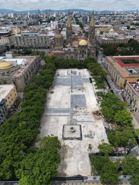 Guadalajara, Meksika - 14 Eylül 2025: Tepetaklak dikey İHA görüntüsü Plaza de la Liberacion ve çevresindeki binaların yenilendiğini gösteriyor