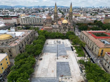 Guadalajara, Meksika - 14 Eylül 2025: Guadalajara Katedrali ile Plaza de la Liberacion 'un havadan görüntüsü