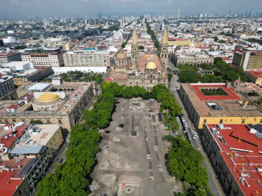 Guadalajara, Meksika - 26 Temmuz 2025: İHA görüntüleri arka planda Guadalajara Katedrali ile birlikte inşa halindeki Plaza de la Liberacion 'u gösteriyor