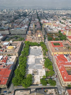 Plaza de la Liberacion 'un yukarıdan aşağı dikey görüntüsü Guadalajara, Meksika' daki inşaat ve şehir merkezini gösteriyor.