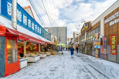 DEC 21, 2019 Hakodate, Japonya - Japon deniz ürünleri dükkanları Hakodate Asaichi balık pazarı Hokkaido Japonya kışın