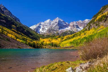 Aspen Colorado sonbahar sezonunda ABD 'de Maroon Bell' in manzara fotoğrafı.