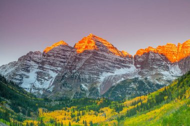 Aspen Colorado sonbahar sezonunda Amerika Birleşik Devletleri 'nde gün batımında Maroon Bell' in manzara fotoğrafı.