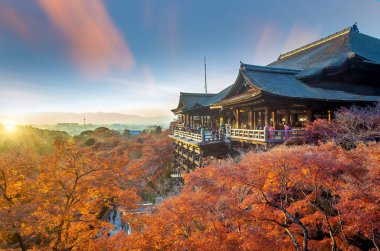 Kyoto 'nun Sonbahar Rengi ufuk çizgisi ve Kyoto, Japonya' daki Kiyomizu-dera Tapınağı gün batımında.
