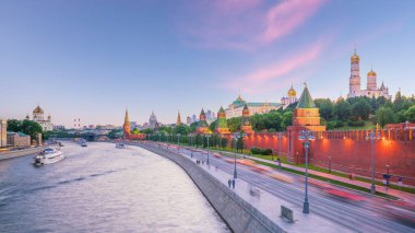 Panoramik Moskova Nehri ve gün batımında Rusya'da Kremlin Palace