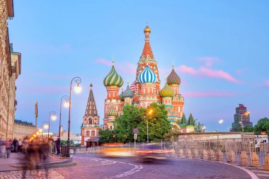 St. Moskova 'daki Kızıl Meydan' daki Basil Katedrali. Gün batımında.