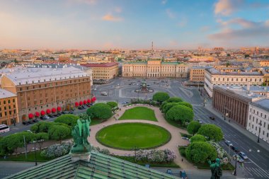 St. Petersburg şehri, gün batımında Rusya 'nın en tepedeki manzarasından gökyüzüne yükseliyor. 