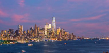 Manhattan 'ın şehir manzarası gün batımında gökyüzü, New York, ABD