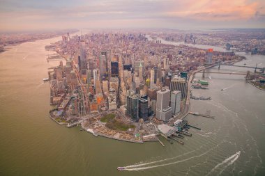 Manhattan 'ın günbatımında gökyüzü manzarası, ABD' de NYC