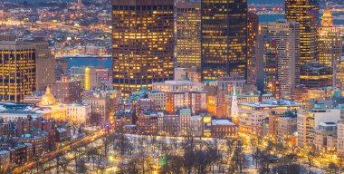 Boston gökyüzü manzarası ve Massachusetts, ABD 'deki Boston ortak parkı kışın gün batımında.