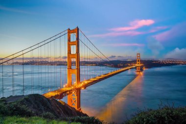 Ünlü Golden Gate Köprüsü, San Francisco, Amerika 'da gün batımında