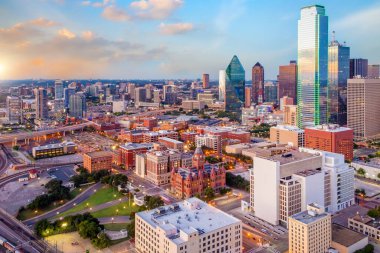 Günbatımında Dallas City, Texas 'ın gökyüzü manzarası.