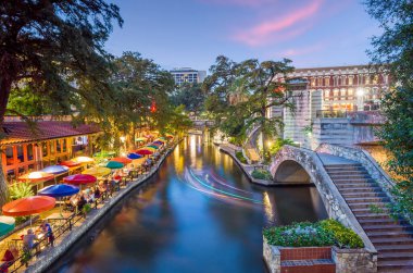 San Antonio 'da nehir yürüyüşü. Gün batımında Teksas' ın gökyüzü manzarası.