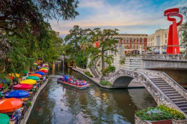 San Antonio 'da nehir yürüyüşü. Gün batımında Teksas' ın gökyüzü manzarası.