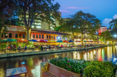 San Antonio 'da nehir yürüyüşü. Gün batımında Teksas' ın gökyüzü manzarası.