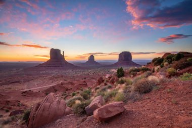 ABD 'nin Arizona kentindeki anıt vadisinin manzarası gün doğumunda
