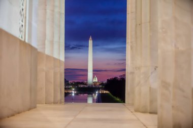 Washington anıtı, güneş doğarken Washington, D.C. 'deki yansıtma havuzunda yansıtılıyor.